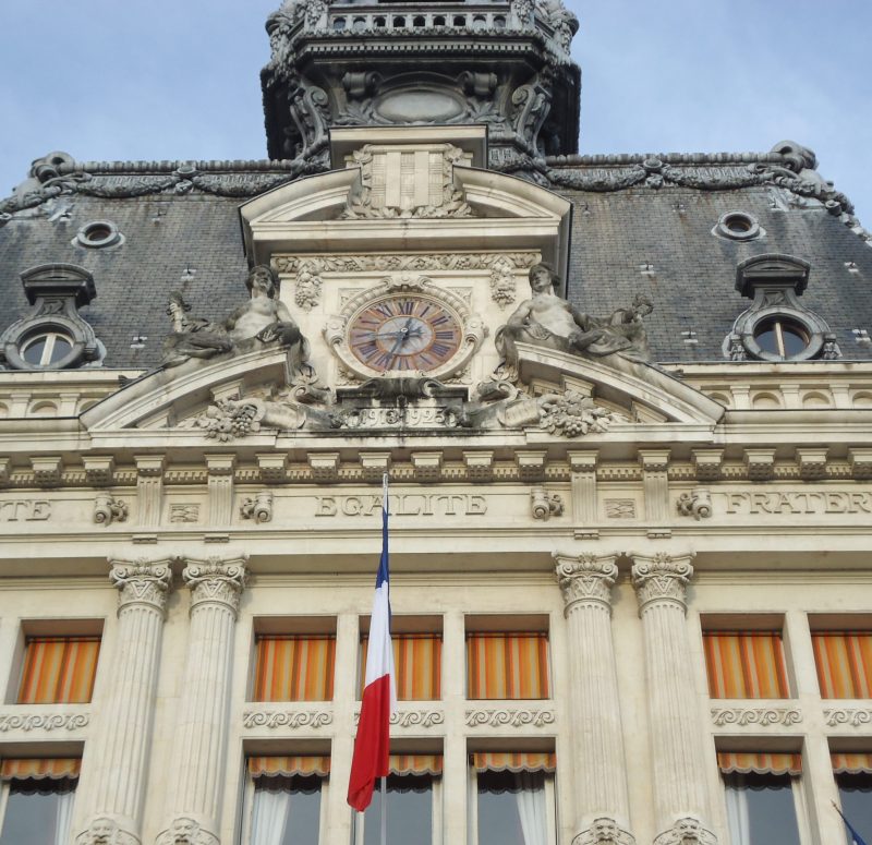 Devise_francaise_sur_l'hotel_de_ville_vichy